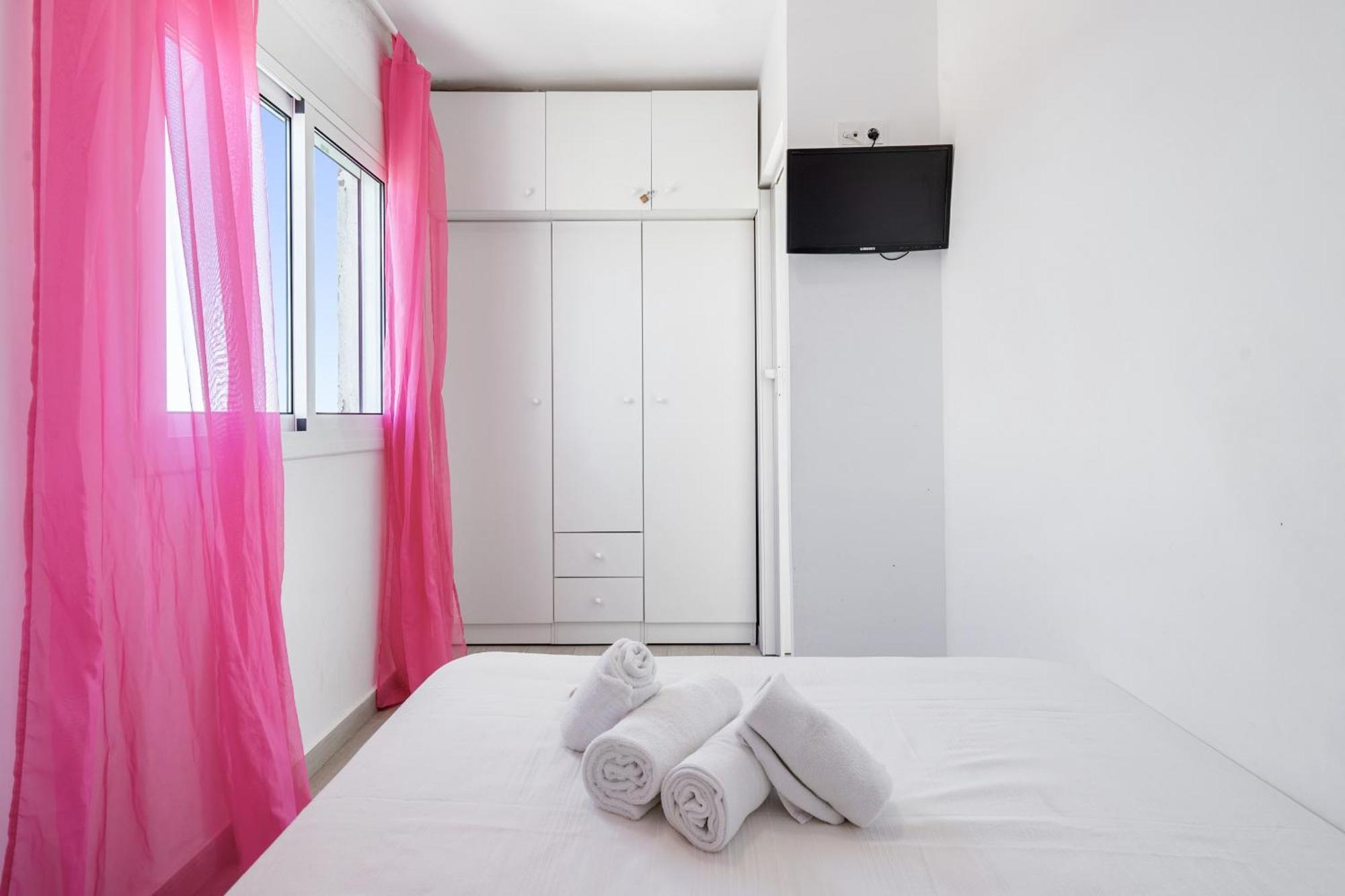 Iii Apartment *